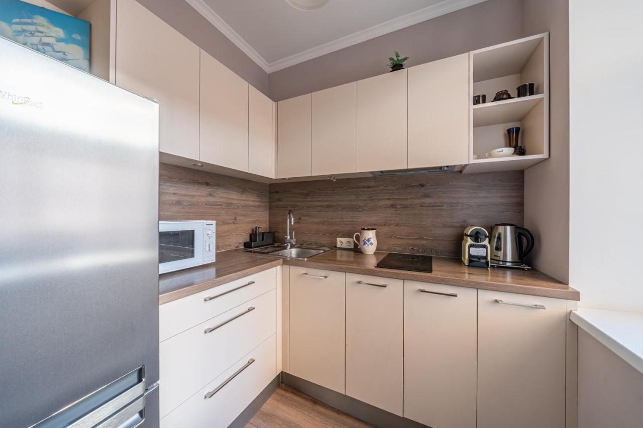 Stylish Latvian Classic 1-Bedroom Apartment Near City Center, Parks & Public Transport Links Riga Extérieur photo